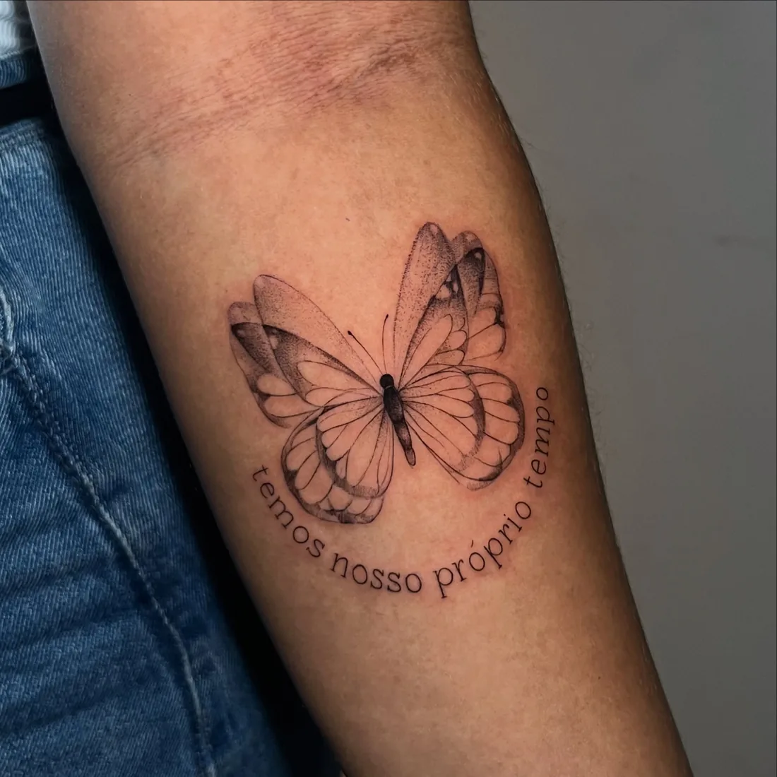 Borboleta em fine line com frase temos nosso proprio tempo