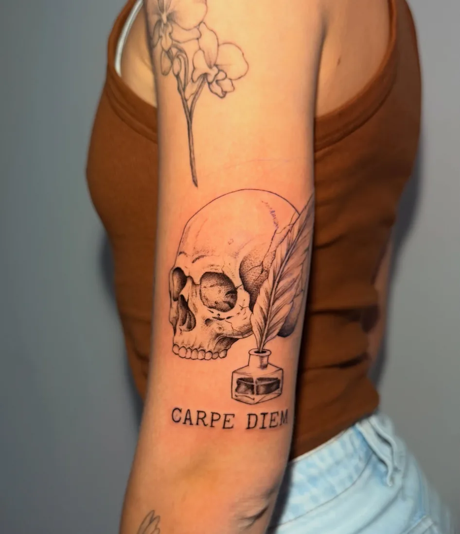 Caveira com pena e tinteiro em fine line